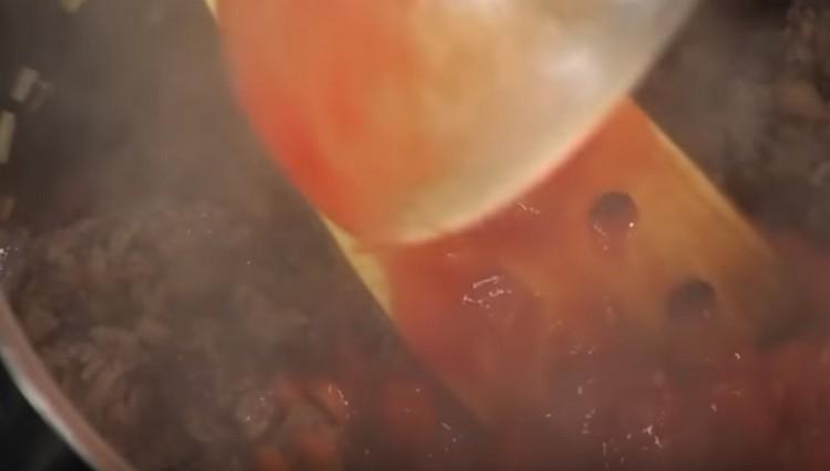 Agregue tomates picados a las verduras picadas.