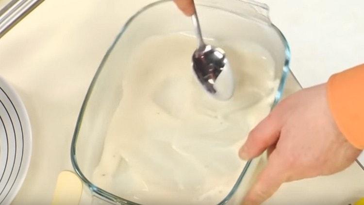 Engrase el fondo de la fuente para hornear con salsa bechamel.