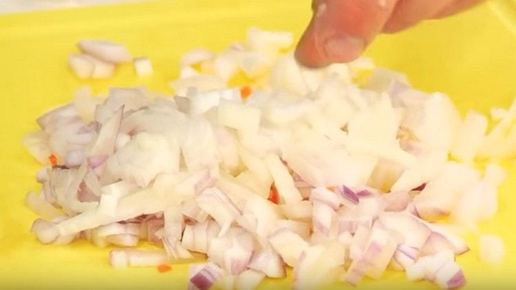 También picamos cebollas.