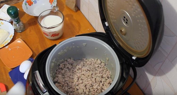 Agregue carne picada a la cebolla.