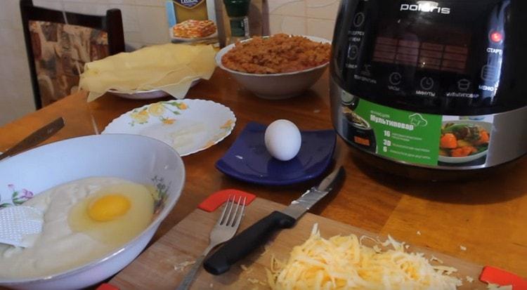 En la salsa, batir los huevos, mezclar.