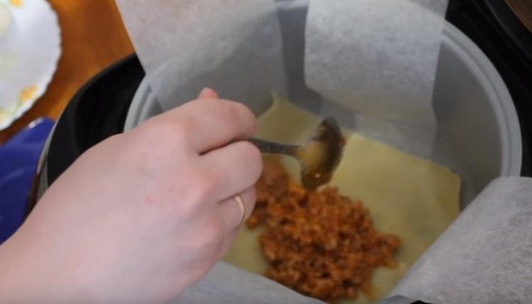 Luego, haz una capa de carne picada.