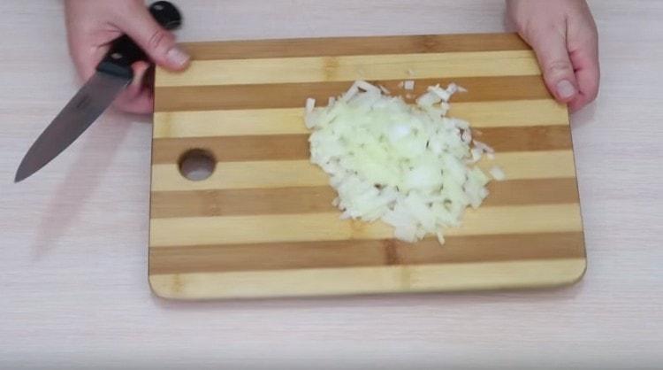 Смелете лука.