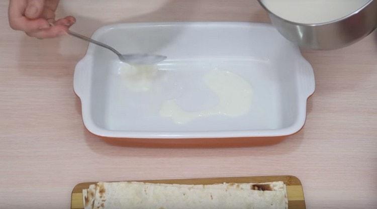 Намажете дъното на формата с млечен сос.