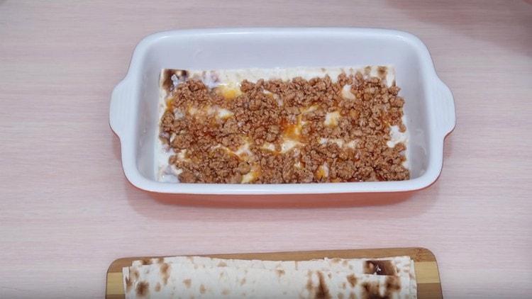 След това разпределете слоя кайма.