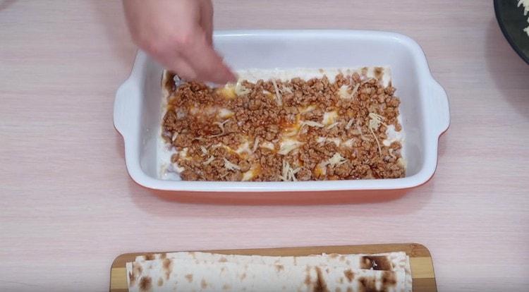 Поръсете каймата с настърган кашкавал.