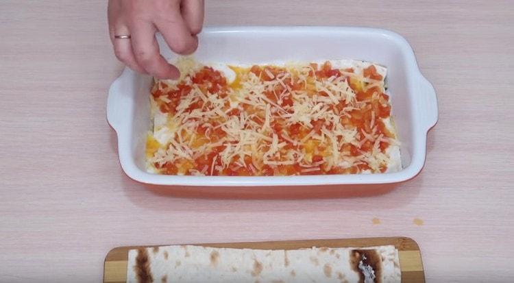 Отново разстелете питата хляб, намажете с млечен сос, разпределете зеленчуците, поръсете със сирене.