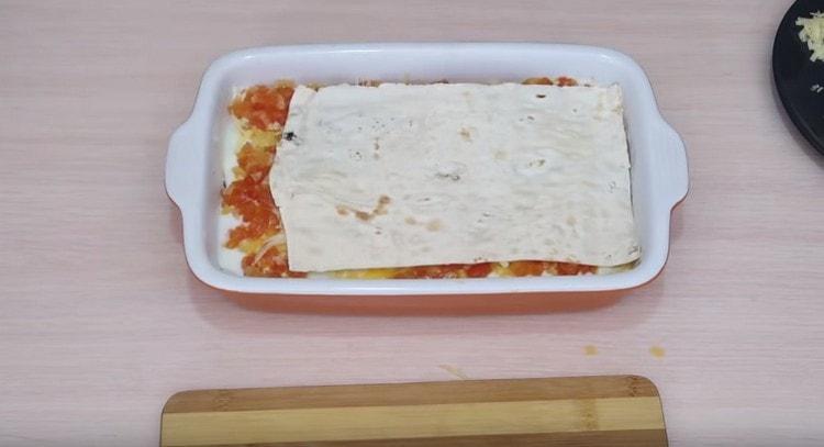 Така редувайте слоевете на ястието.