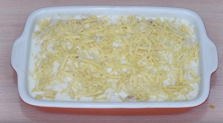 Последният слой на ястието се намазва с млечен сос и се поръсва със сирене лаваш.