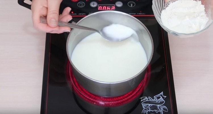 Взимаме малко горещо мляко и го смесваме с брашното.