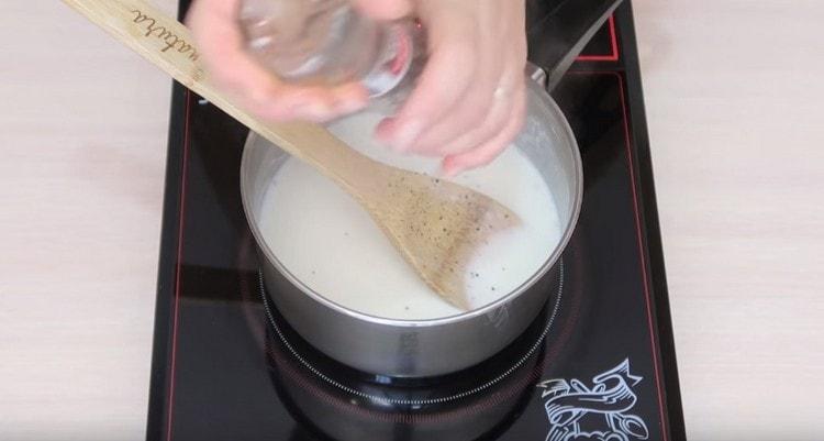 Добавете сол и черен пипер към соса.