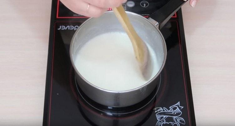 Гответе соса, докато се сгъсти и махнете от печката.