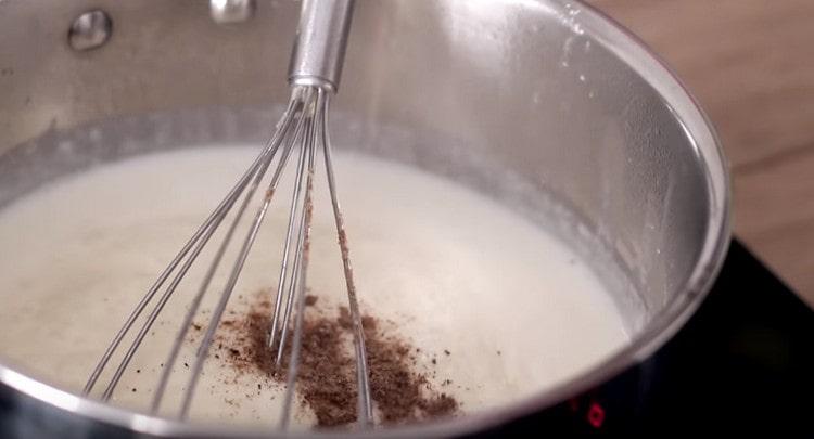 Adăugați nucșoara în sosul îngroșat.