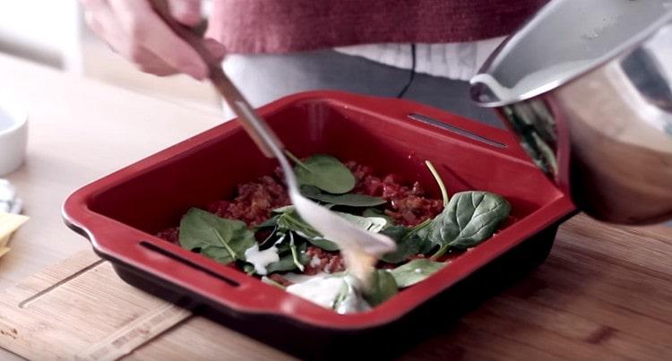 Se toarnă busuiocul cu sosul bechamel.