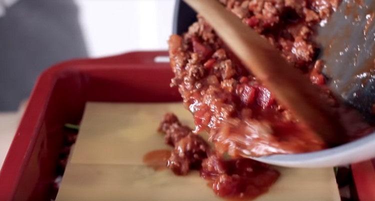 Stabilim din nou foile de lasagna și repetăm straturile vasului.