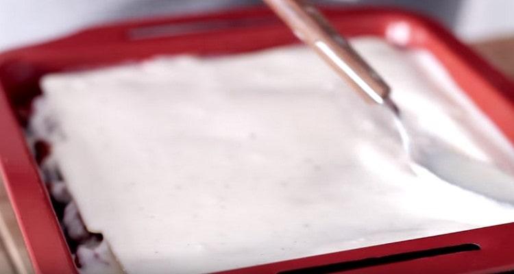 Cu ultimul strat facem foi de lasagna și sos bechamel.