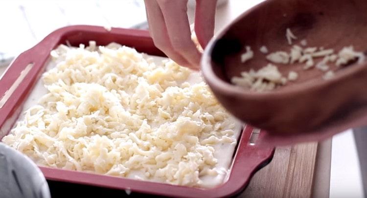 Presărați o farfurie cu mozzarella rasă.