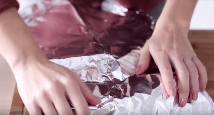 Acoperiți formularul cu folie și dați la cuptor.