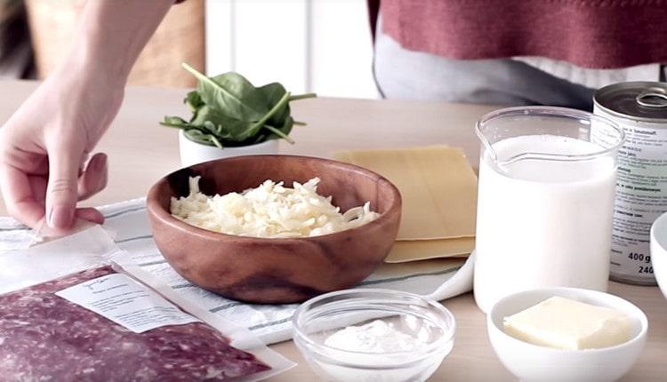 Se macină ceapa și usturoiul.