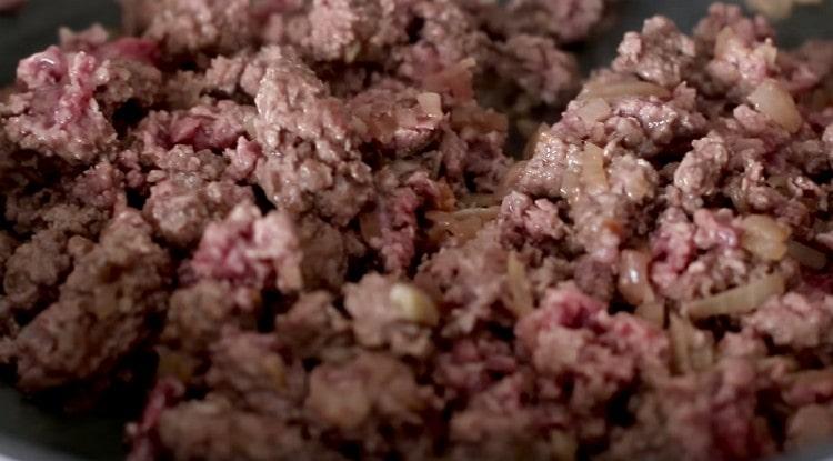 Se adaugă carnea tocată în ceapă. prăjiți până la fiert.