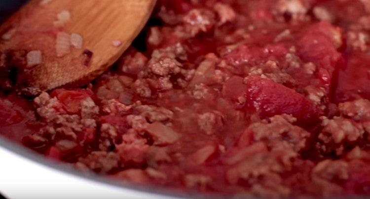 Fierbeți sosul sub capac.