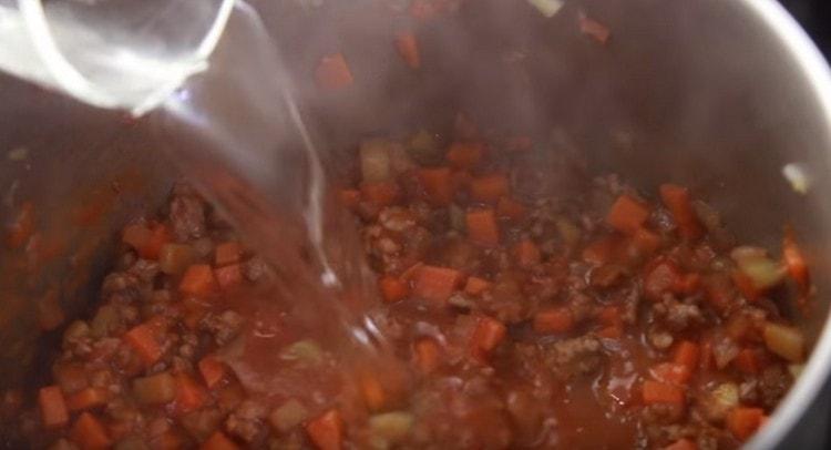 Ajouter la pâte de tomates et l'eau.