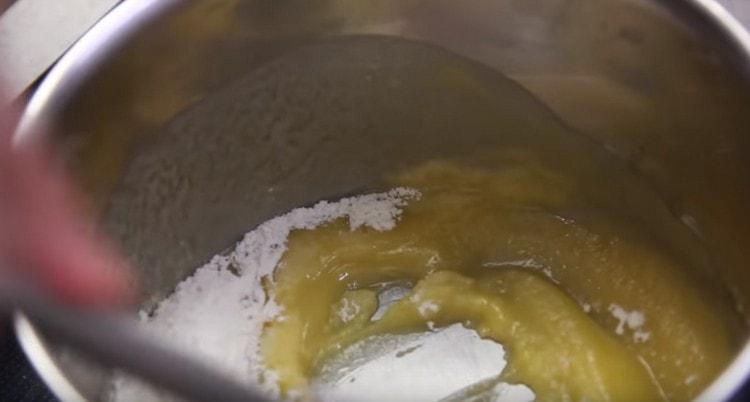 Ajouter la farine à l'huile et mélanger.