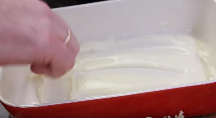 Graisser le fond du plat avec de la sauce béchamel.