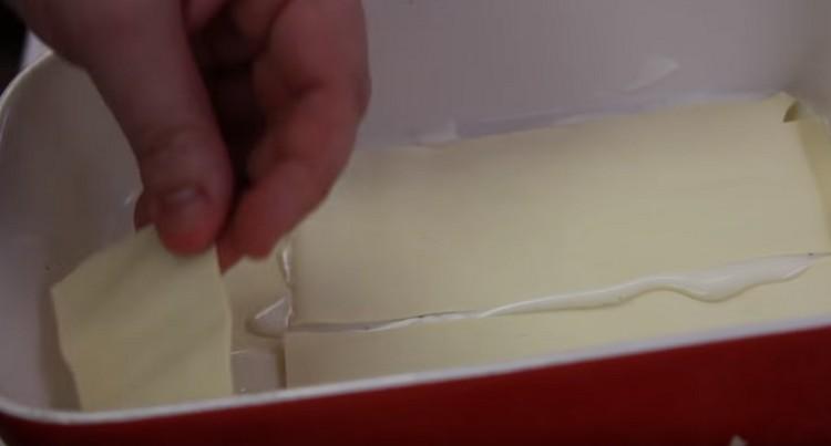 Ensuite, étalez les feuilles de lasagne.