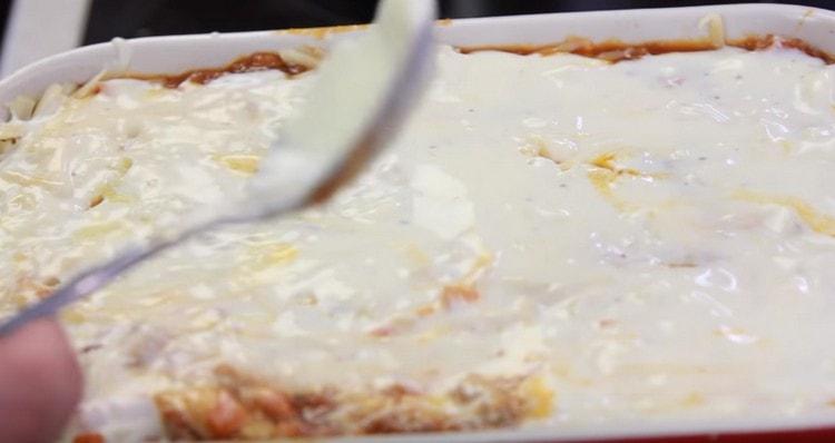 En alternant les couches, en recueillant le plat, le dernier devrait être le fromage et la béchamel.