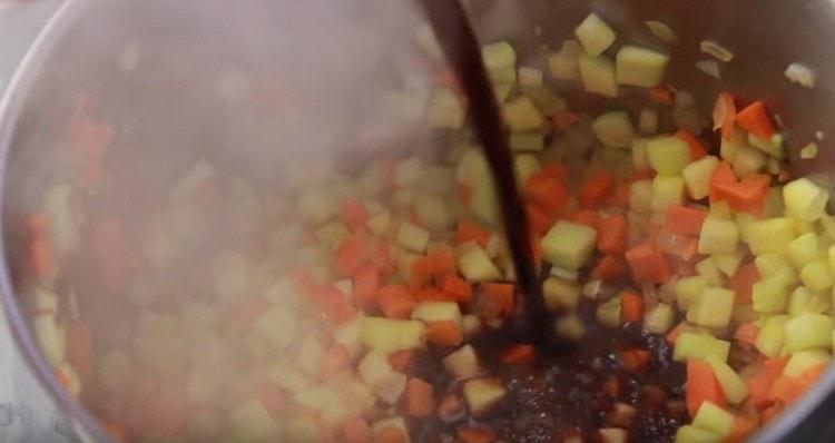 Ajouter le vin rouge sec et laisser évaporer.