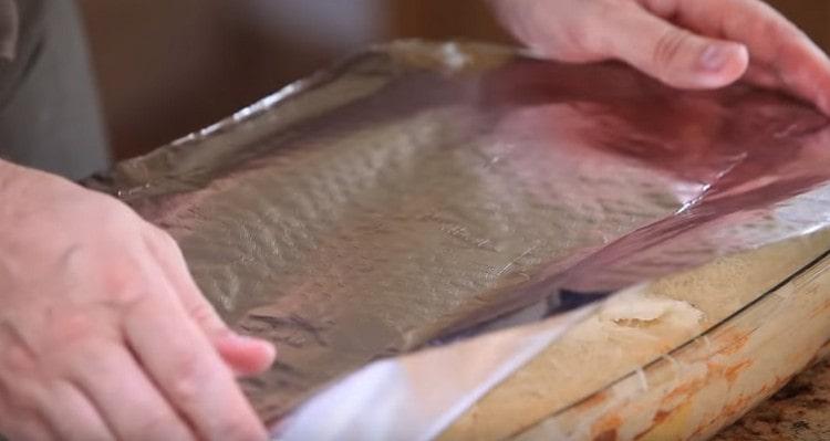 Покрийте формата с фолио и сложете във фурната.