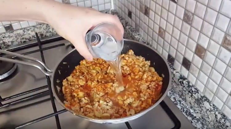 Ahora agregue la pasta de tomate, el puré de tomate y el agua.