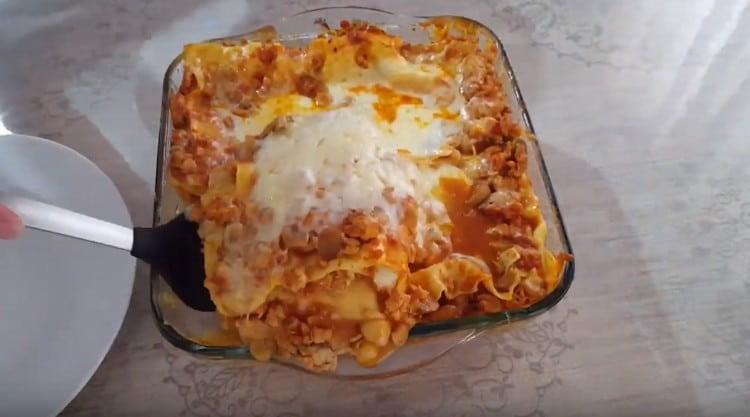 Lasaña de pollo fragante lista.