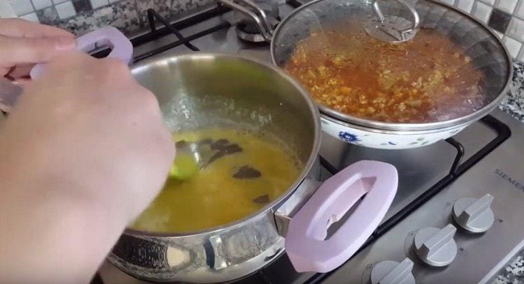 Agregue la harina a la mantequilla derretida y mezcle.