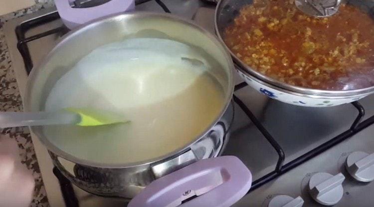 La salsa Bechamel debe espesar bien.
