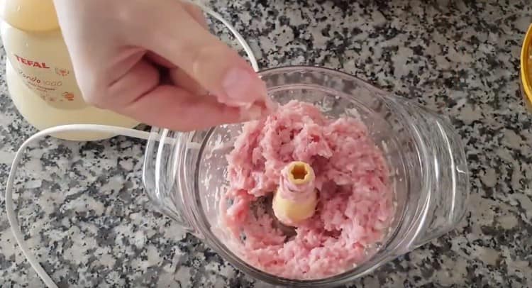 Moler el pollo al estado de carne picada.