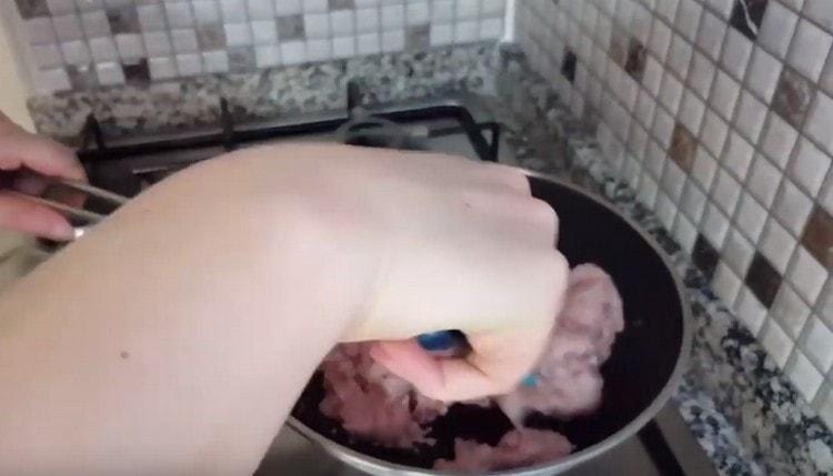 Fríe la carne picada sin agregar aceite.