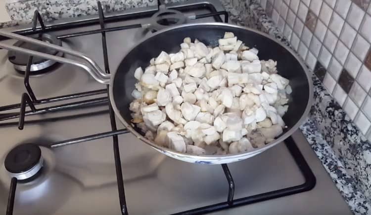 Agrega los champiñones picados.