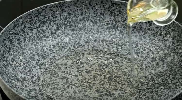 Загряваме тигана, наливаме растителното масло.