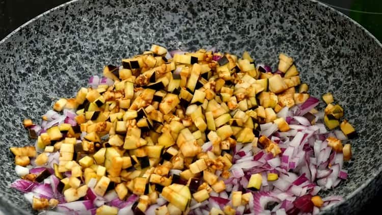 След това запържете патладжана с лука.