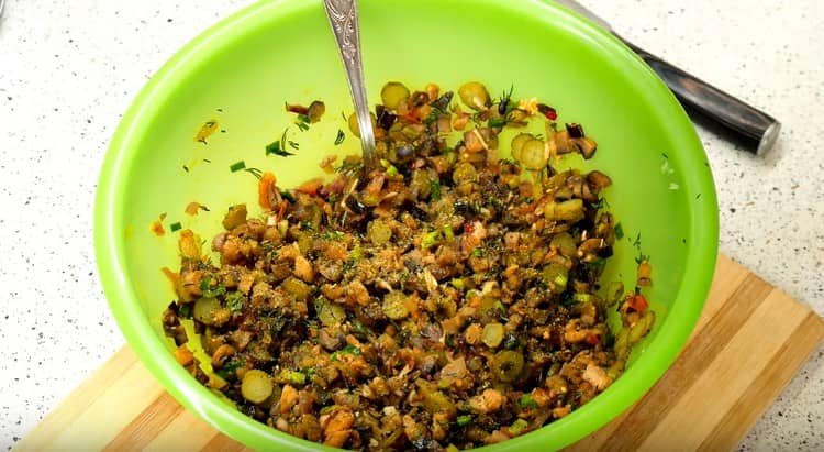 Добавете подправки на вкус.