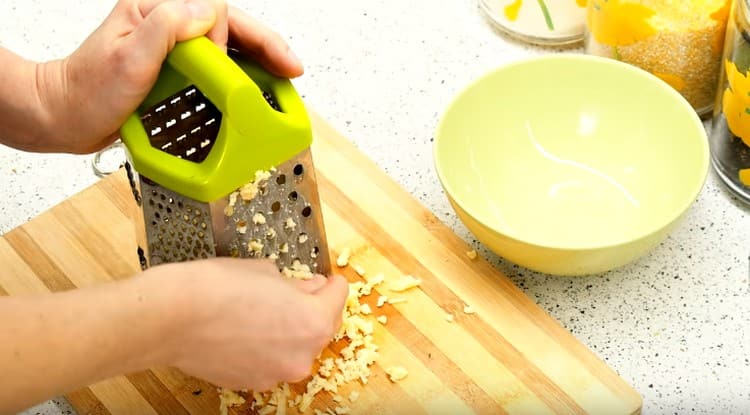 Настържете сиренето.