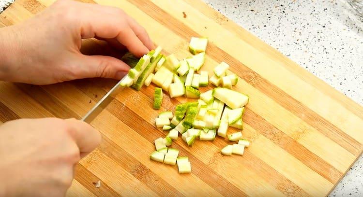 Нарязваме и тиквички.