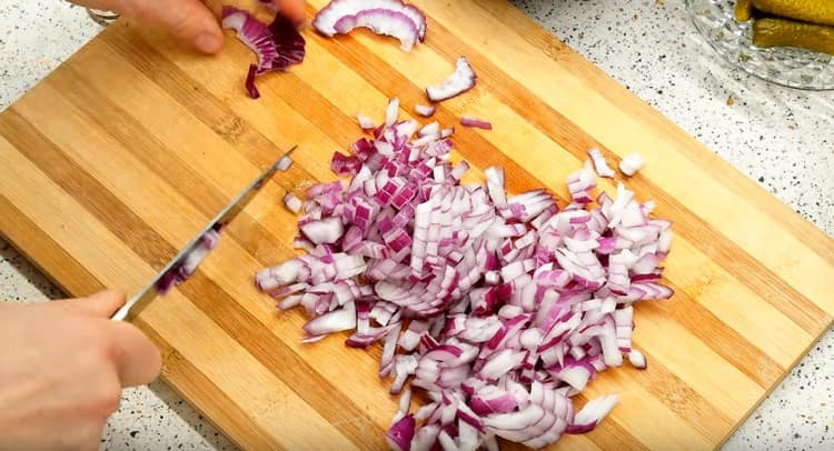 Смелете лука.