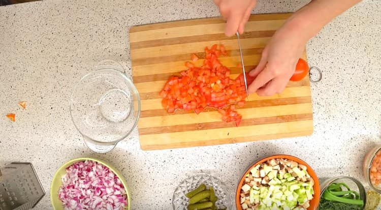 Смелете доматите.