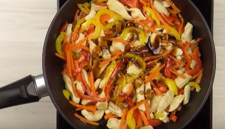 Einen Teil der Sauce dazugeben.