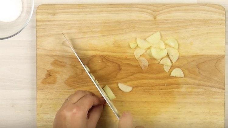 Zwiebel zerkleinern.