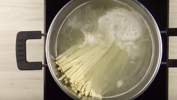 Wir setzen Udon-Nudeln zum Kochen.