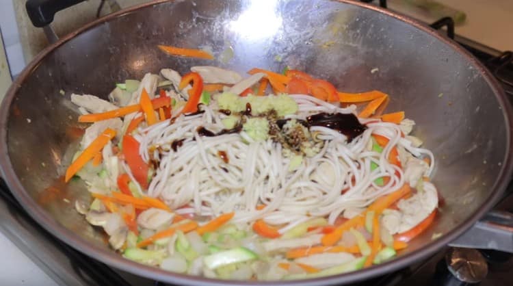 Wir kombinieren alle Zutaten des Gerichts, fügen Saucen hinzu.